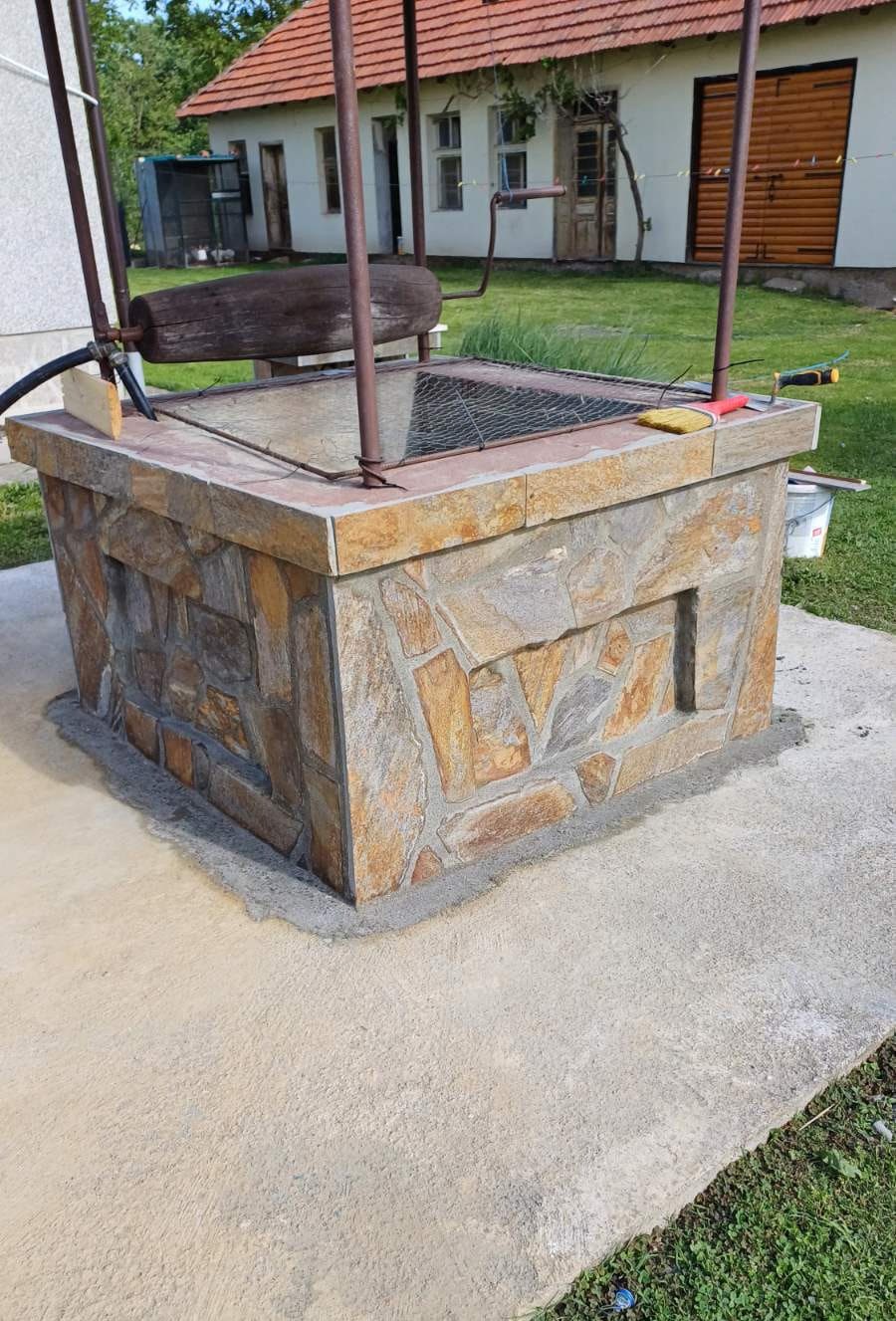 Lomljena bakarna studenica – studenički kamen za enterijer
